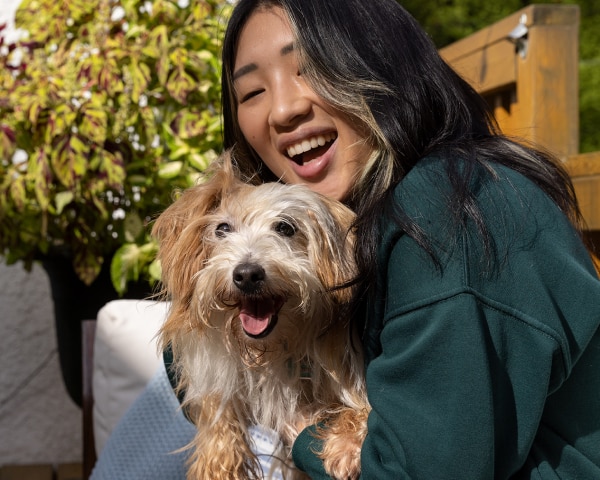 mali pas s roditeljem ljubimcem